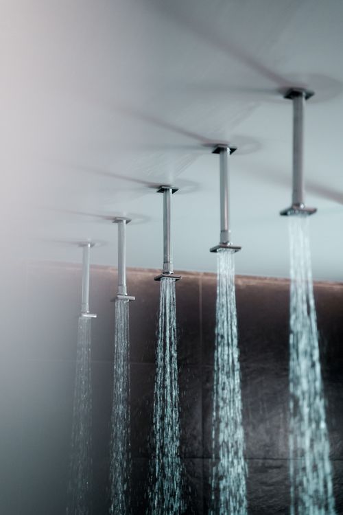 Ceiling-mounted rain showers with water streaming